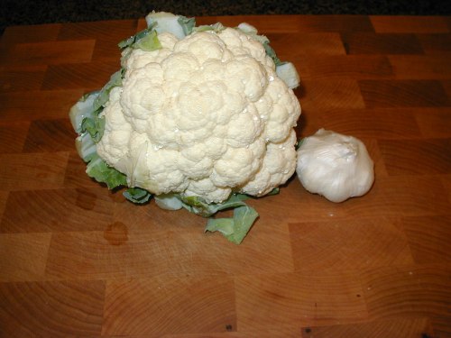 Raw cauliflower and garlic